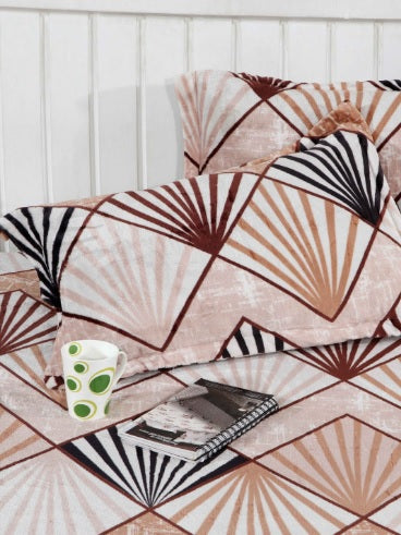 Cozy Queen Multi colour Triangles Velvet Winter Fitted Bedsheet - King Size (184x199x20cm)