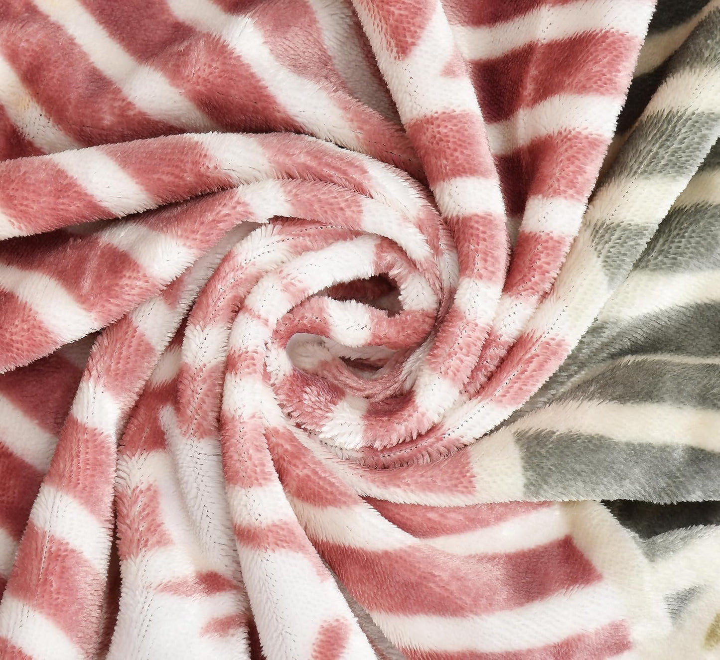 Cozy Queen Multi colour Triangles Velvet Winter Fitted Bedsheet - King Size (184x199x20cm)